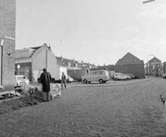 855428 Gezicht op het braakliggende terrein op de hoek van de Bloemstraat en de Kweekstraat (links) te Utrecht, dat in ...